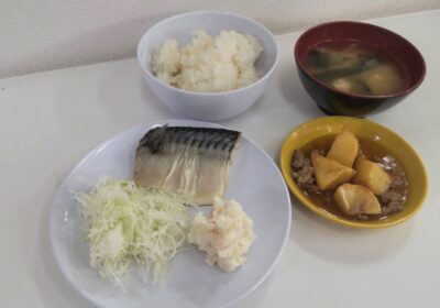 塩サバ定食！　時にはお魚を食べるとホッとしますね！